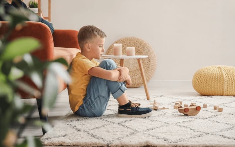 Thiếu sự quan tâm của cha mẹ sẽ khiến con dễ mắc các bệnh trầm cảm. (Ảnh: Sưu tầm Internet)