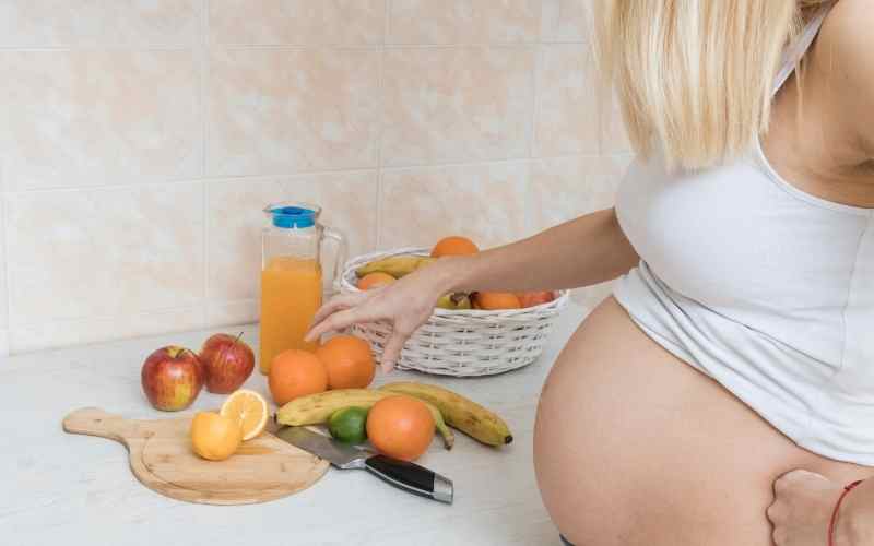 Bà bầu 5 tháng nên ăn nhiều rau xanh và trái cây. (Ảnh: Sưu tầm Internet)