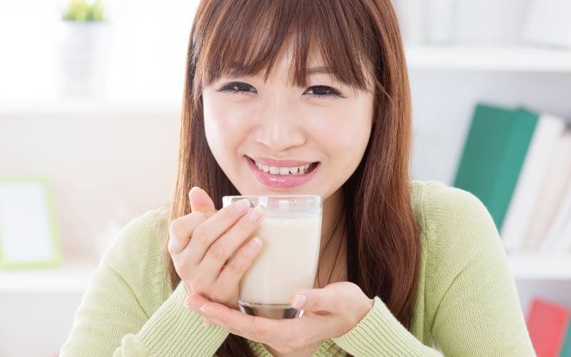 Uống sữa đậu nành có thể gây tác dụng phụ ảnh hưởng sức khỏe. (Ảnh: Sưu tầm Internet)