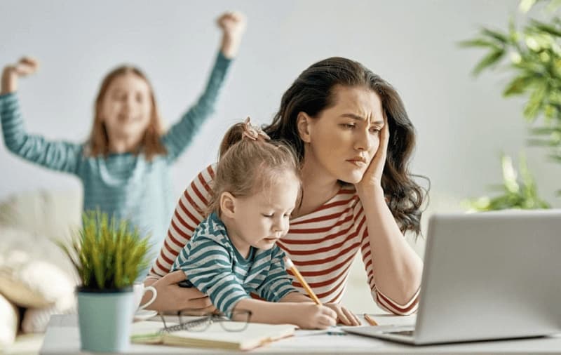 Con cái tác động như thế nào đến công việc cha mẹ. (Ảnh: Sưu tầm Internet)