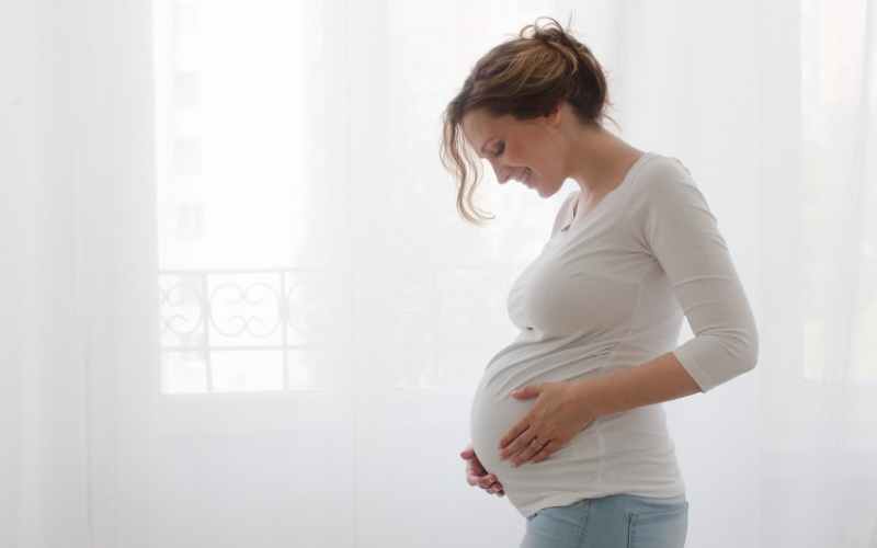 Bụng bầu tụt xuống thấp là dấu hiệu sắp sinh. (Ảnh: Sưu tầm Internet)