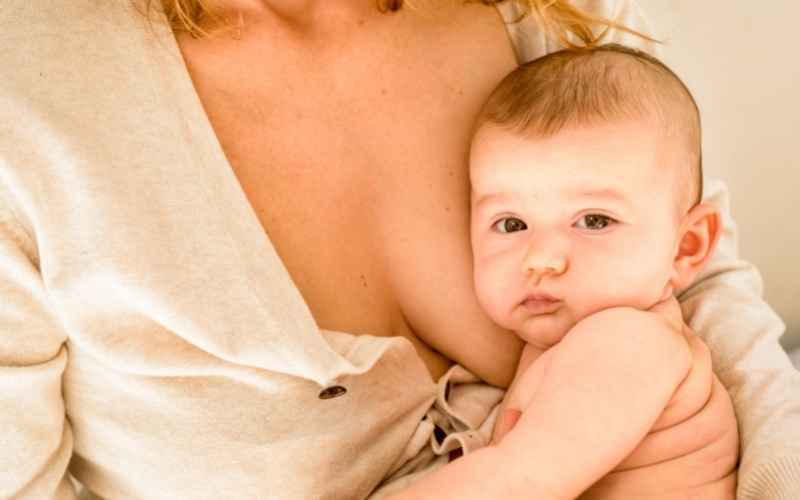 Em bé chán bú sữa mẹ do mùi vị bị thay đổi khi mẹ mang thai. (Ảnh: Sưu tầm Internet)