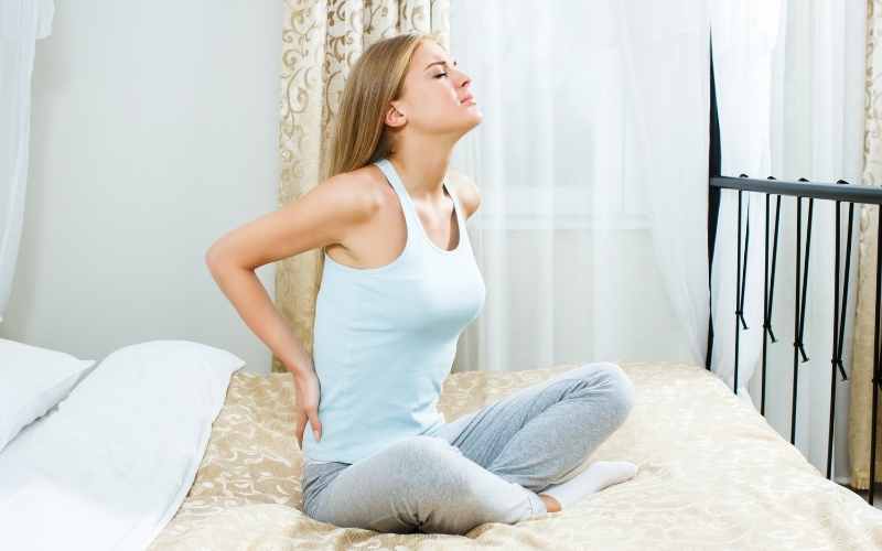 Bà bầu đau lưng khi mang thai tuần đầu do có bệnh lý về cột sống. (Ảnh: Sưu tầm Internet)