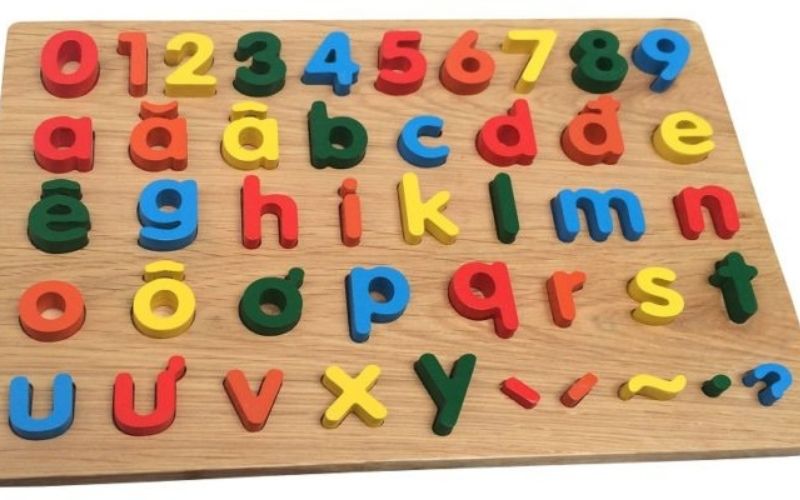 Đồ chơi học chữ bằng gỗ kiểu dáng phù hợp với các trẻ nhỏ. (Ảnh: Sưu tầm Internet)