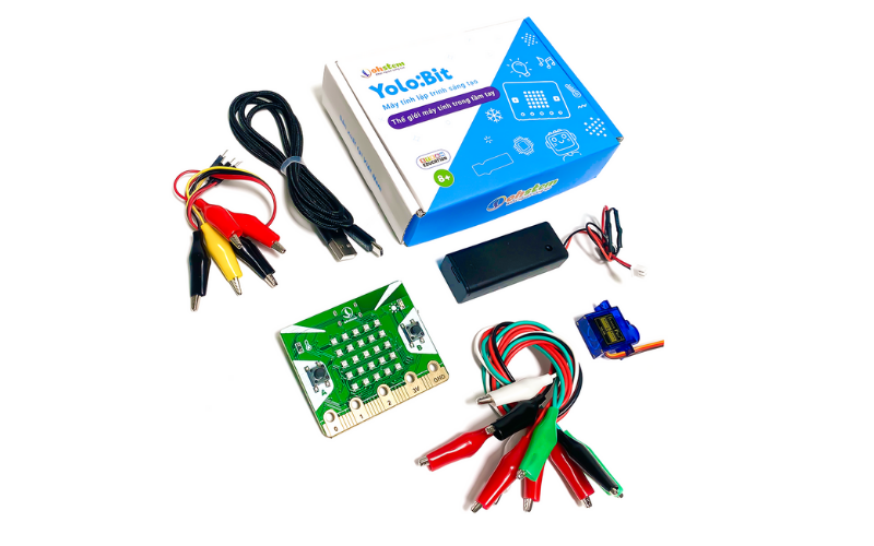 Bé được tiếp xúc với những đồ điện tử an toàn. (Ảnh: Sưu tầm Internet)