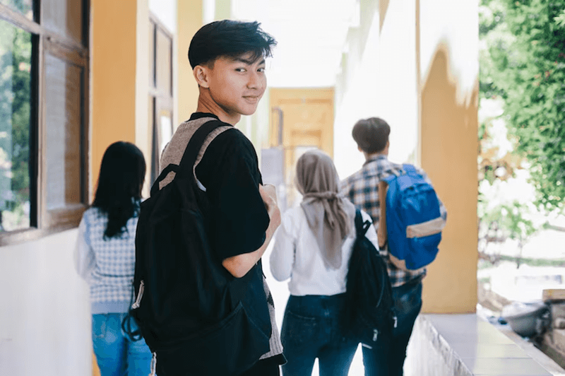 Nên hay không nên cho con đi du học cấp 3. (Ảnh: Sưu tầm Internet)