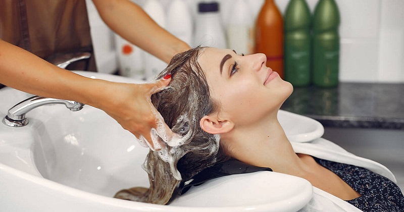 Trong quá trình gội đầu mẹ nên massage da đầu nhẹ nhàng để giúp lưu thông mạch máu (Ảnh: Sưu tầm Internet)