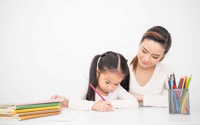 Ba mẹ nên dành thời gian học cùng con. (Ảnh: Sưu tầm Internet)