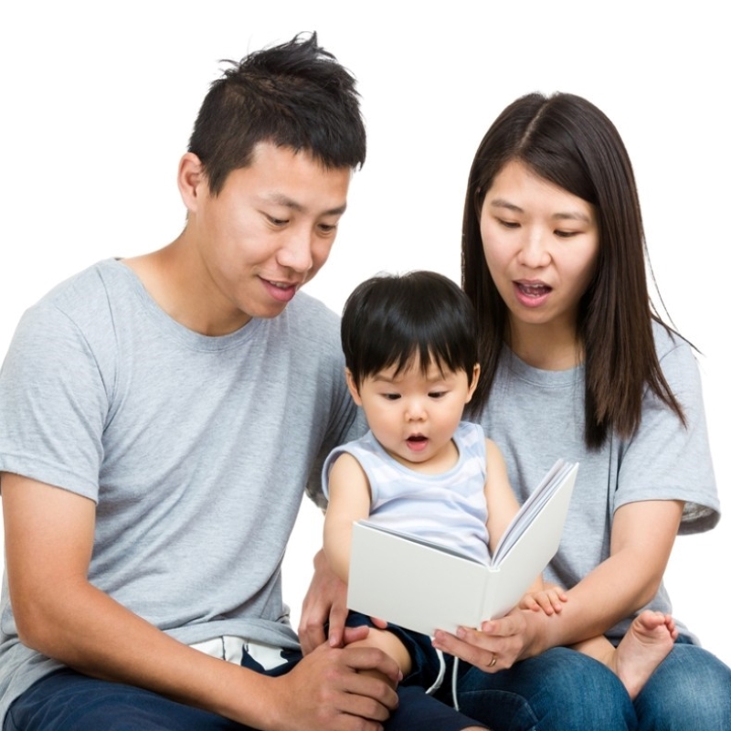 Người bố đọc sách cùng trẻ. (Ảnh: Sưu tầm Internet)