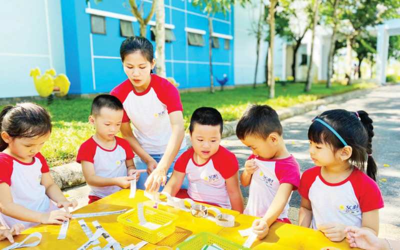 Ngoài học phí ba mẹ có thể cần đóng thêm các phụ phí khác. (Ảnh: Sưu tầm Internet)