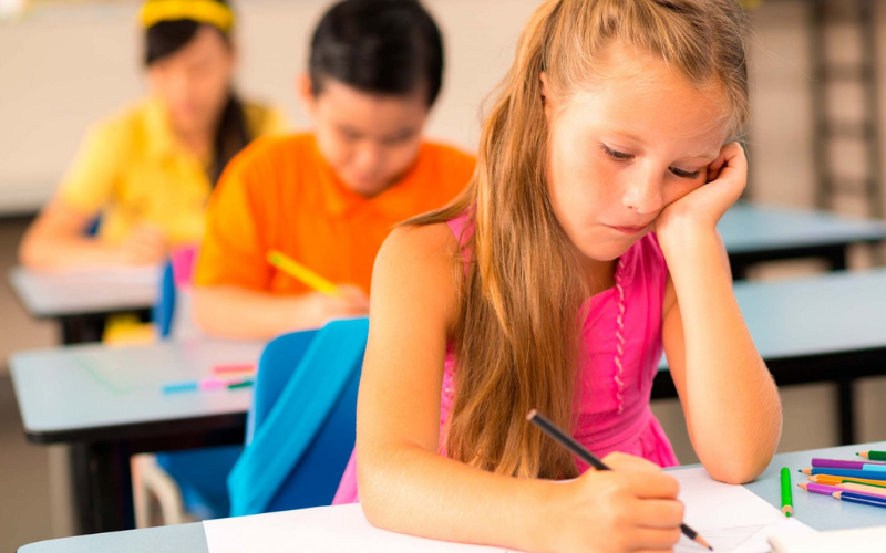 Không nên mua quá nhiều sách cho trẻ. (Ảnh: Sưu tầm Internet)