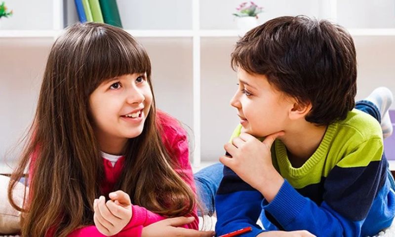 Giao tiếp phù hợp với từng đối tượng khiến bé ứng xử khéo léo hơn. (Ảnh: Nguồn Internet)