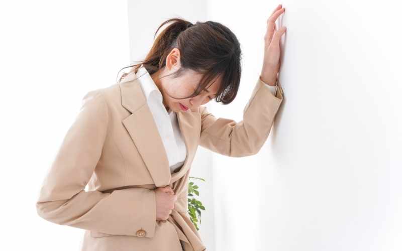 Phụ nữ mang thai 6 tuần bị ra máu kèm đau bụng nên đi khám. (Ảnh: Sưu tầm Internet)