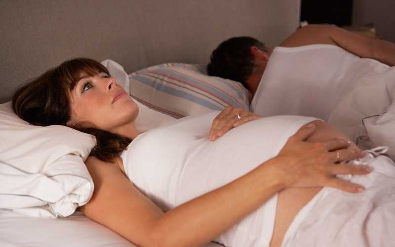 Bà bầu tháng cuối mất ngủ có thể khiến thai nhi chậm phát triển. (Ảnh: Sưu tầm Internet)