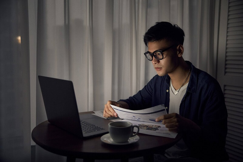 Đem cả công việc về nhà cùng giải quyết. (Ảnh: Sưu tầm Internet)