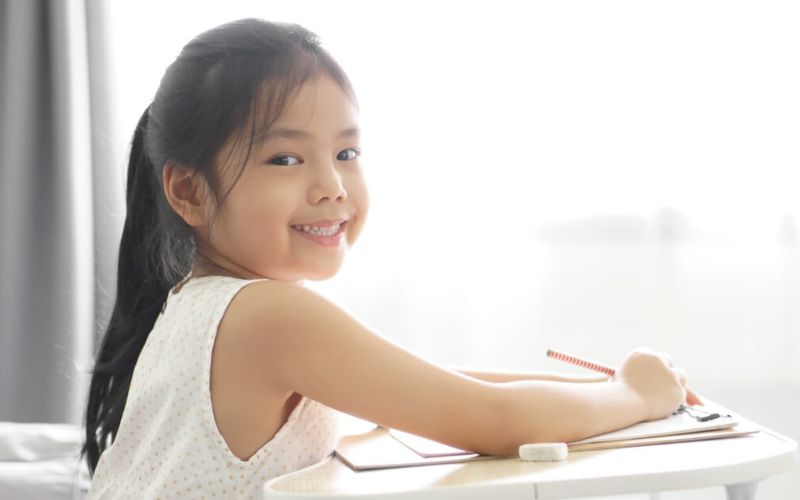 Học sinh giải bài tập tiếng Việt lớp 3 người liên lạc nhỏ. (Ảnh: Sưu tầm Internet)