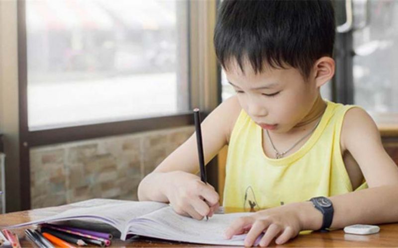 Bé làm bài tập tiếng Việt an-đrây-ca lớp 4. (Ảnh: Sưu tầm Internet)