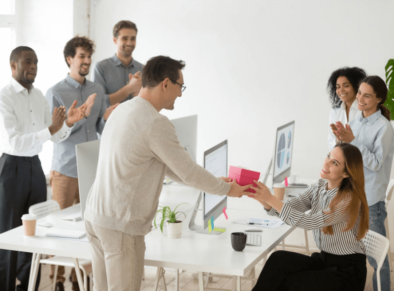 Gợi ý quà 20/10 cho đồng nghiệp nữ ấn tượng. (Ảnh: Sưu tầm Internet)