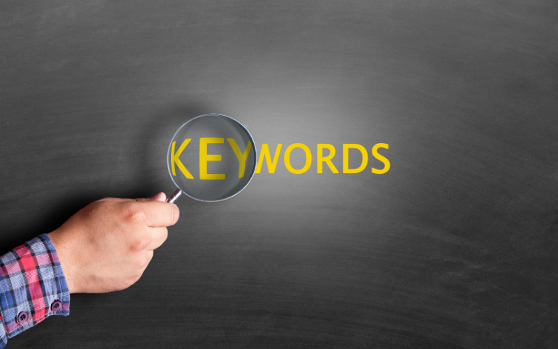 Rèn luyện kỹ năng tìm từ khoá. (Ảnh: Canva.com)