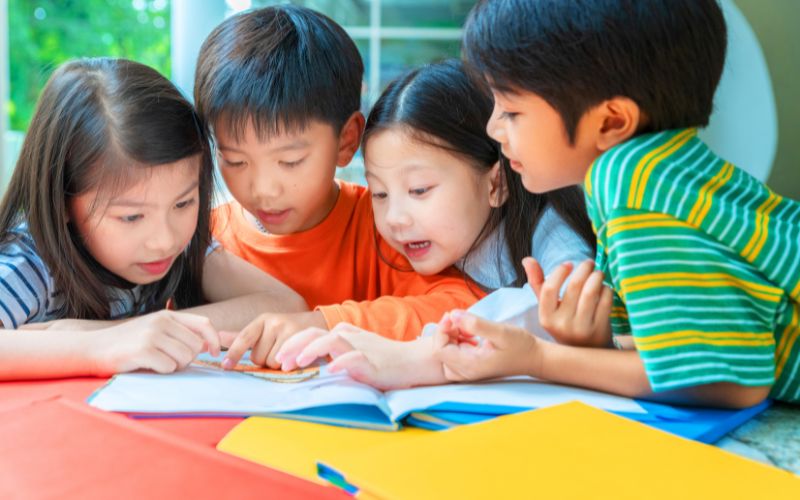 Bé tập kể chuyện sự tích cây vú sữa tiếng Việt lớp 2. (Ảnh: Sưu tầm Internet)