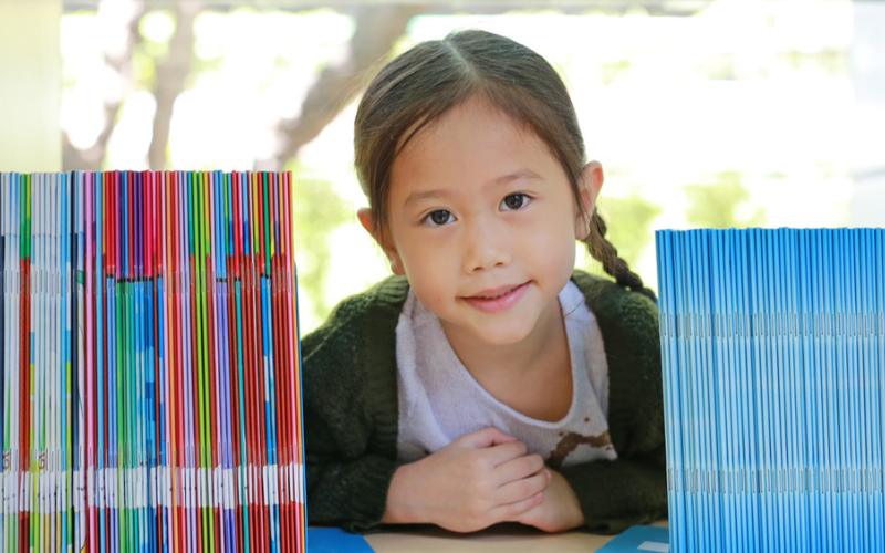 Các em học sinh giải bài tập tiếng Việt sự tích hoa tỉ muội. (Ảnh: Sưu tầm Internet)