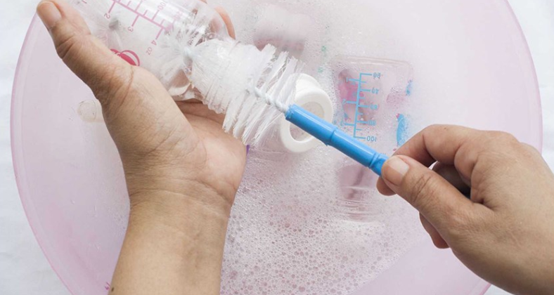 Mẹ nên vệ sinh và tiệt trùng dụng cụ vắt và trữ sữa thật sạch trước khi vắt sữa (Ảnh: Sưu tầm Internet)