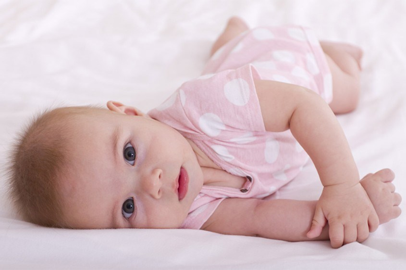 Hành vi của trẻ sơ sinh 2 tháng tuổi. (Ảnh: Sưu tầm Internet)