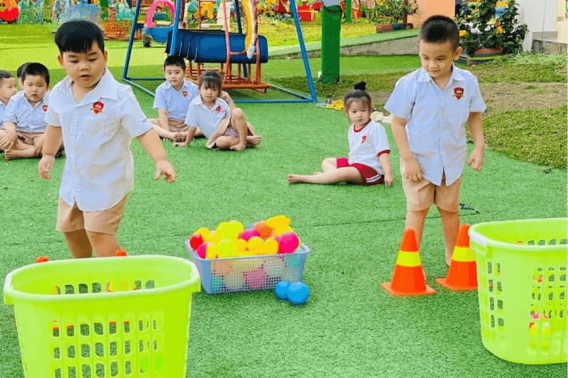 Trò chơi vận động: Phá bóng. (Ảnh: Sưu tầm Internet)