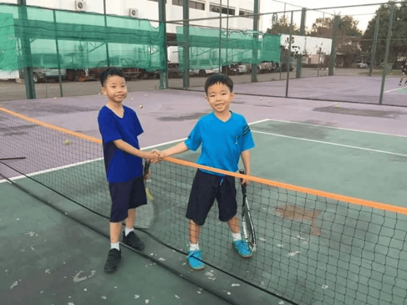 Tennis giúp tăng cường sự tự tin cho trẻ. (Ảnh: Sưu tầm Internet)