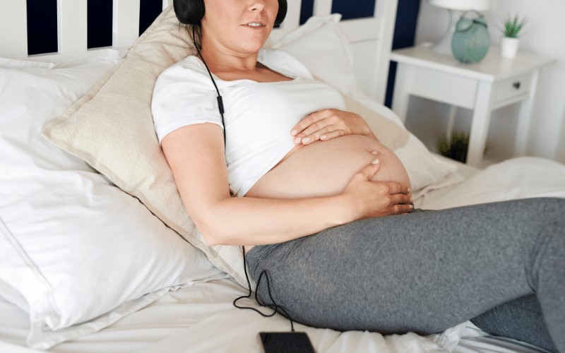 Nghe nhạc là một cách giúp con phát triển. (Ảnh: Sưu tầm Internet)