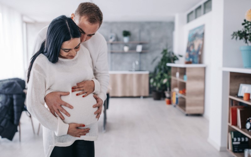 Bố mẹ có thể kết nối cảm xúc với con bằng cách trò chuyện. (Ảnh: Sưu tầm Internet)