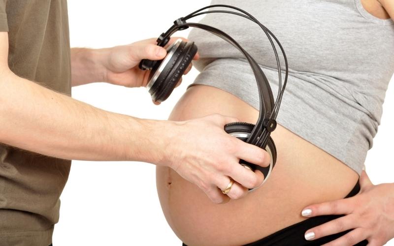 Thai giáo bằng âm nhạc cho bé. (Ảnh: Sưu tầm internet)