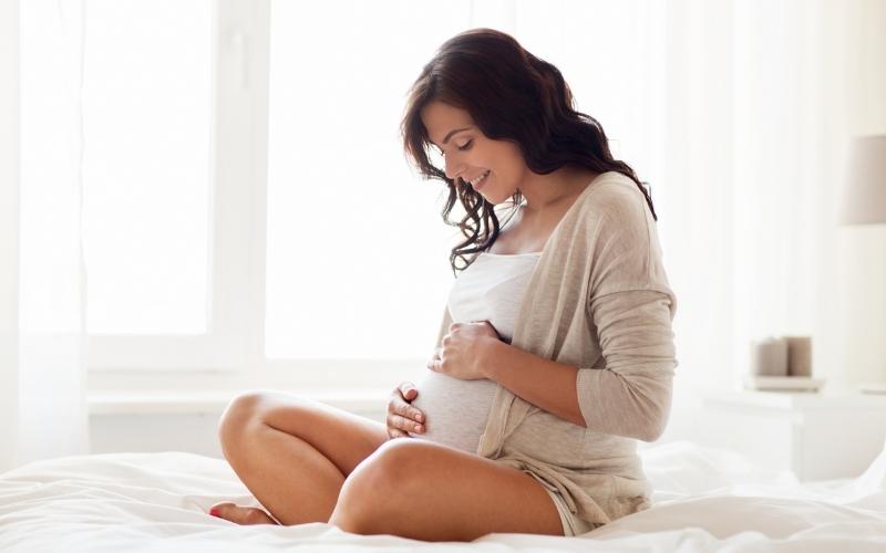 Mẹ hãy luôn giữ tâm trạng tích cực. (Ảnh: Canva)