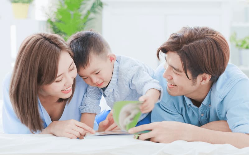 Sự góp mặt của bạn trong đời sống hằng ngày của trẻ là việc rất quan trọng. (Ảnh: Sưu tầm Internet)