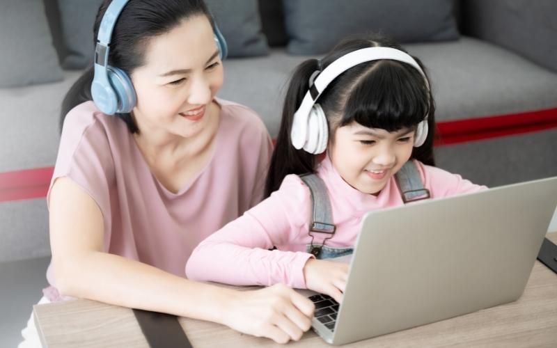 Cha mẹ hỗ trợ con học tiếng việt trực tuyến. (Ảnh: Sưu tầm Internet)