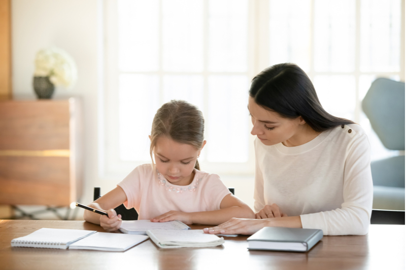 Phụ huynh đang dạy trẻ học môn toán lớp 2. (Ảnh: Sưu tầm Internet)