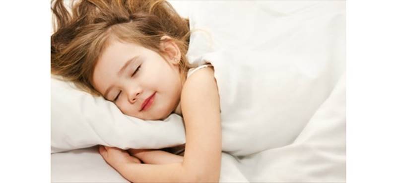 Tư thế nằm thoải mái có thể giúp bé không bị giật mình khi ngủ. (Ảnh: Sưu tầm internet)
