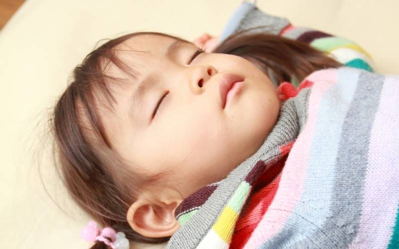 Trẻ 2 tuổi ngủ li bì do bị viêm màng não (Ảnh: Sưu tầm Internet)