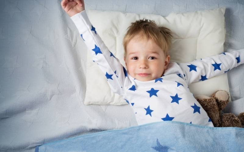 Có rất nhiều nguyên nhân khiến trẻ 2 tuổi ngủ muộn, ngủ thiếu giấc (Ảnh: Sưu tầm Internet)