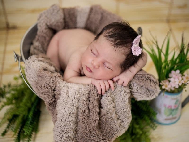 Bé 9 tháng tuổi thích ngủ nằm sấp. (Ảnh: Sưu tầm Internet)