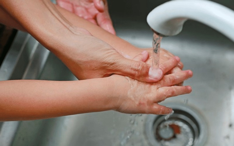 Rửa vết thương dưới vòi nước lạnh trong 20 phút (Ảnh: sưu tầm internet)