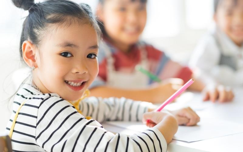 Tâm trạng càng thoải mái thì trẻ sẽ tiếp thu kiến thức nhanh hơn. (Ảnh: Vov.vn)