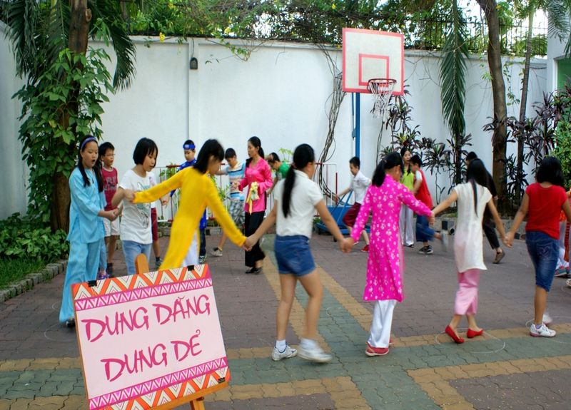 Trò chơi dung dăng dung dẻ có gì thú vị? (Ảnh: Sưu tầm internet)
