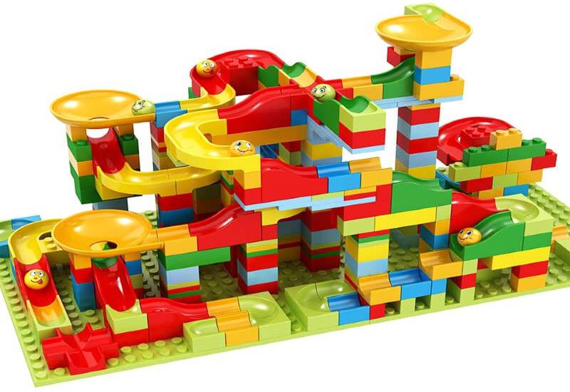 Bộ xếp hình cầu trượt thả bi giúp bé phối hợp nhuần nhuyễn giữa tay và mắt. (Ảnh: Sưu tầm Internet)