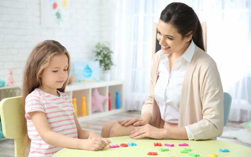 Sĩ số trẻ trong một lớp ít giúp giáo viên dễ chăm sóc các bé hơn. (Ảnh: Sưu tầm Internet)