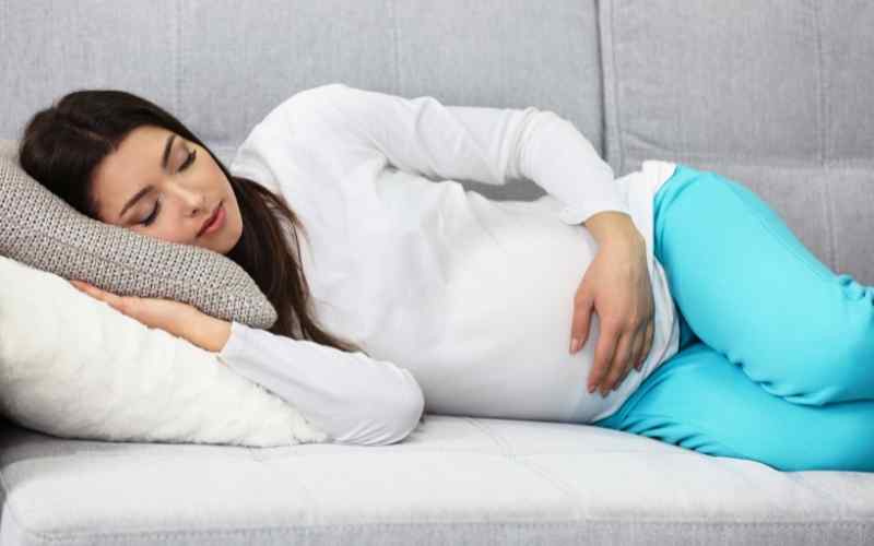 Bà bầu tháng thứ 7 nên nghiêng mình sang phải để thay đổi tư thế. (Ảnh: Sưu tầm Internet)