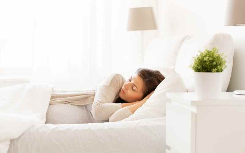 Nằm nghiêng sang trái là tư thế ngủ cho bà bầu tháng cuối tốt nhất. (Ảnh: Sưu tầm Internet)