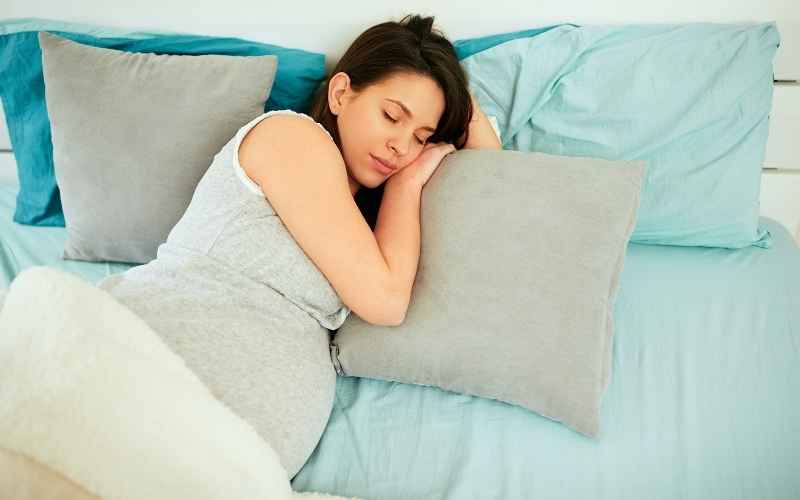 Tư thế ngủ cho bà bầu tháng thứ 6 tốt nhất là nghiêng người sang trái. (Ảnh: Sưu tầm Internet)