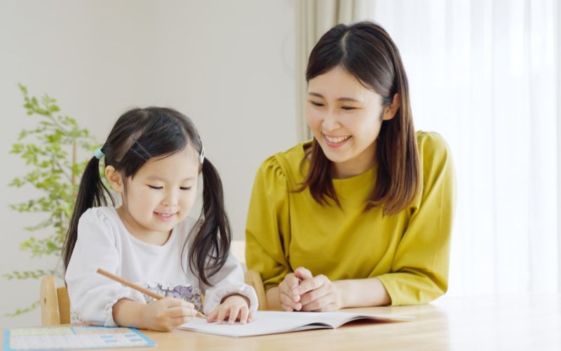 Dạy bé trả lời câu hỏi bài tuổi ngựa lớp 4. (Ảnh: Sưu tầm Internet)