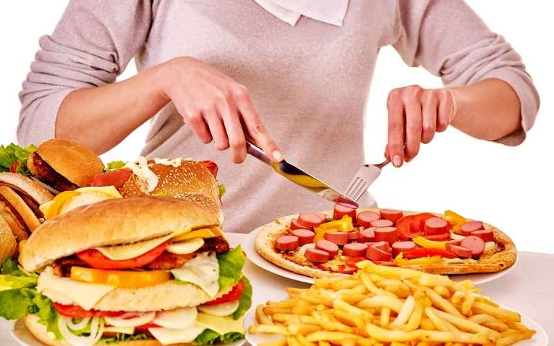 Bà bầu ăn đồ nhiều dầu mỡ cũng bị đầy bụng và xì hơi. (Ảnh: Sưu tầm Internet)